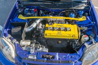 Kaputu açık, mavi ve gümüş rengi iç kısımlara karşı sarı motor kompartımanı sergilenen kişiselleştirilmiş Honda arabasının ön görüntüsü Kyiv, Ukrayna - 21 Eylül 2025