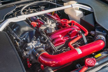 Kırmızı Mazda Miata motorunun yakın plan görüntüsü, ağırlıklı olarak V8 motorlu, kırmızı ve siyah anahtar özellikli hortum ve tüpler, sağ Kyiv, Ukrayna - 21 Eylül 2025