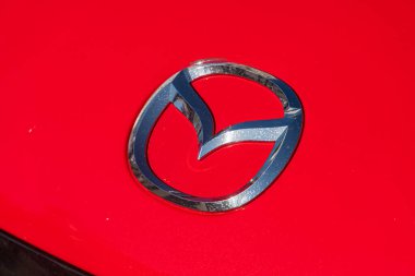 3D, gümüş Mazda Miata amblemi, sağ üstten aydınlatılmış, tepeden bakıldığında Kyiv, Ukrayna - 21 Eylül 2025