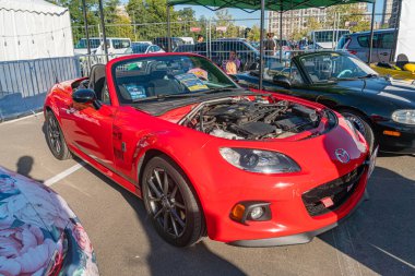 Şehir otoparkındaki kırmızı Mazda Miata 'nın yakın plan görüntüsü spor arabaların kaputu açık, motorunu gösteriyor daha az canlı bir araç R Kyiv, Ukrayna - 21 Eylül 2025