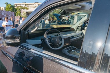 Siyah ya da koyu mavi modern lüks Lincoln arabası Sleek tasarımı, krom aksanları, kontrastlı iç mekan, üst düzey malzemeler, önde gelen merkez Kyiv, Ukrayna - 21 Eylül 2025