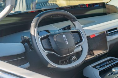Modern Lincoln arabalarının iç çekimleri, çeşitli kontrol düğmeleri, dijital ekran, otomatik ge Kyiv, Ukrayna - 21 Eylül 2025