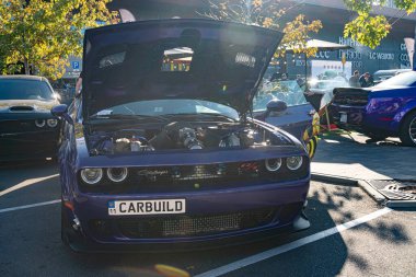 Mavi spor araba, kaput açık, motor açık, plaka, sokak, diğer arabalar ağaçlar, gündüz vakti doğal ışık Kyiv, Ukrayna - 21 Eylül 2025