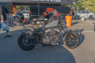 Siyah Harley-Davidson motosikleti pistte park etmiş, muhtemelen çok sayıda kişi var. Arka planda bulunan hiç kimse Overc Kyiv, Ukrayna 'da 21 Eylül 2025' te meydana gelen olay ya da motosikletlerle ilgili toplanmayı önermiyor.