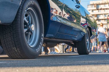 Kentsel bir ortamda dinamik bir sokak sahnesi, öne çıkan tekerlek kemerleri, görünür lastik izleri ve Kyiv, Ukrayna - 21 Eylül 2025