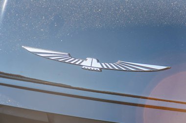 Ford Thunderbird 'ün kaput amblemi, merkezi dairesel motif Kyiv, Ukrayna' dan uzanan siyah ya da koyu renkli kanatlar - 21 Eylül 2025