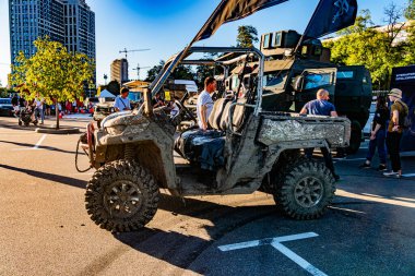 Kentsel bir çevrede park edilmiş bir off-road ATV 'nin, muhtemelen bir otopark ya da sokak çamurlu ayak izlerinin yer aldığı açık hava sahnesi, ıslak condit Kyiv, Ukrayna' da son kullanımı gösteriyor - 21 Eylül 2025