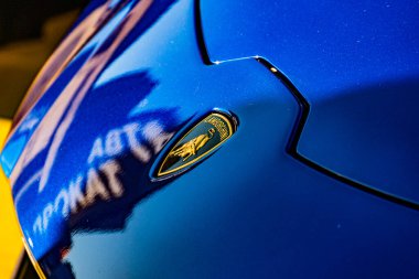 Mavi bir Lamborghini 'nin yakın plan görüntüsü, parlak tasarımını ve aracın üzerindeki canlı renk perspektifini gösteriyor, üzerinde logo olan yan profili vurguluyor Soft Kyiv, Ukrayna - 21 Eylül 2025