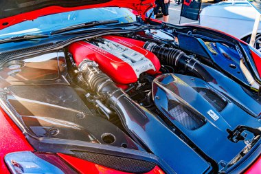 Açık kapüşonlu siyah ve kırmızı Ferrari spor arabasının yüksek açılı görüntüsü, karmaşık motor bölümü aerodinamik tasarım elemanları ve zıt hortumlar görünür Kyiv, Ukrayna - 21 Eylül 2025