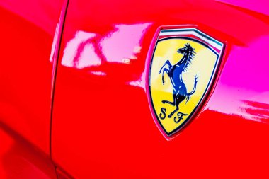 Ferrari 'nin yakın plan görüntüsü, koyu çizme kapağıyla çelişen canlı kırmızı kaportayı gösteriyor. İkonik sarı ve siyah Ferrari Cavallino amblemi Kyiv, Ukrayna - 21 Eylül 2025