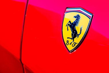 Parlak aerodinamik gövdesi ve sembolik at amblemi Kyiv, Ukrayna - 21 Eylül 2025