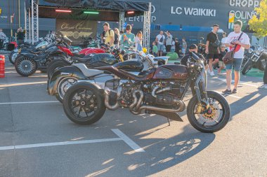 Açık hava motosiklet sergisi, Harley-Davidson çeşitli tasarım ve renklerde motosikletler, gündüz kamuya açık ortam, doğal aydınlatma gölgeleri, Kyiv, Ukrayna 'yı inceleyen insanlar - 21 Eylül 2025