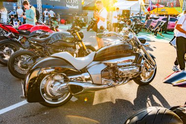 Harley-Davidson motorsikletleri, çeşitli model ve renklerin sergilendiği sokak sahnesi, şehir merkezli binalarda toplanma ya da buluşmada Kyiv, Ukrayna - 21 Eylül 2025