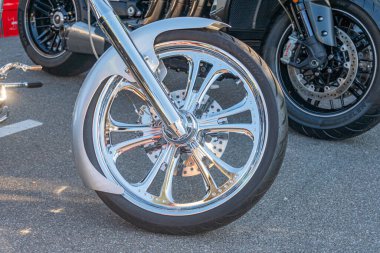 Açık havada park etmiş siyah Harley Davidson motosiklet tekerleğinin yakın çekimi. Wheel 'in ayrıntıları var ve güneş ışığı Kyiv, Ukrayna' yı yansıtıyor. 21 Eylül 2025