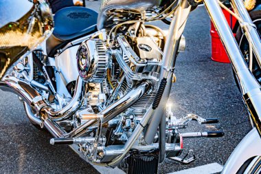 Harley Davidson motorunun yakın görüntüsü, vitesli gümüş, güneş ışığı altında açık hava, keskin odak, metalik yüzeyler, açılı bakış açısı Kyiv, Ukrayna - 21 Eylül 2025