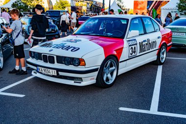 Marlboro sponsorluğunda canlı, kırmızı ve beyaz bir yarış arabası, 39 numara muhtemelen bir pistte ya da otoparkta park halinde, Kyiv, Ukrayna - 21 Eylül 2025