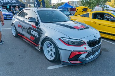 Açık havada modifiye edilmiş BMW araba, özel yapım sergilenen kaporta, yarış çıkartmaları, büyük alaşımlı tekerlekler, parlak farlar ve aerodinamik özellikler muhtemelen Rac Kyiv, Ukrayna için kullanılıyor.