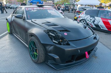 Modifiye edilmiş kapüşonlu, yuvarlak kafesli ve neon yeşil tekerlekleri olan siyah yarış arabası açık hava aracı dizaynı Aerodinamik dizayn, Blac Kyiv, Ukrayna - 21 Eylül 2025