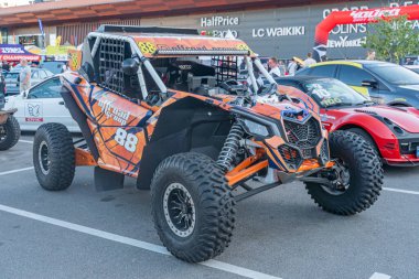 İç mekan off-road araç sergisi Orange Honda quad bike, siyah aksanlı ve sponsor logolu, üniformalı zemine ve yapılandırılmış tavana karşı park edilmiş, ang Kyiv, Ukrayna - 21 Eylül 2025
