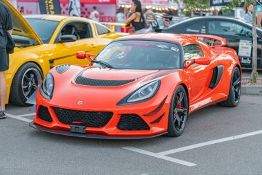 Kırmızı spor araba kalabalık şehir caddesinde park edilmiş, Kyiv, Ukrayna - 21 Eylül 2025