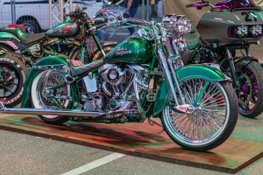 Klasik Harley-Davidson motosikletleri merkezi odak noktası yeşil bir motosiklet, siyah ve mavi motosikletler ile park edilmiş İç mekan ayarı, Kyiv, Ukrayna - 21 Eylül 2025