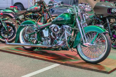 Klasik Harley-Davidson motosikleti, öncelikle Krom aksanları ve Kyiv, Ukrayna - 21 Eylül 2025 gibi koyu yeşil renkli geleneksel tasarım unsurlarıyla bir motosiklet etkinliğinde sergilendi.