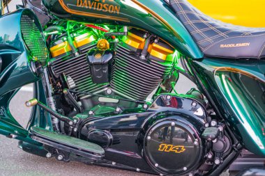 Yeşil, sarı ve siyah Harley Davidson motosiklet motorunun yakın plan görüntüsü V8 konfigürasyonlu Highlights karmaşık tasarımı, Harley Davidson logosu ve derinliği Kyiv, Ukrayna - 21 Eylül 2025