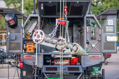 Açık hava endüstriyel sahnesi, açık mekanik parçaları olan ve Kyiv, Ukrayna 'ya kablo döşeyen bir kamyon yatağını gösteriyor - 21 Eylül 2025