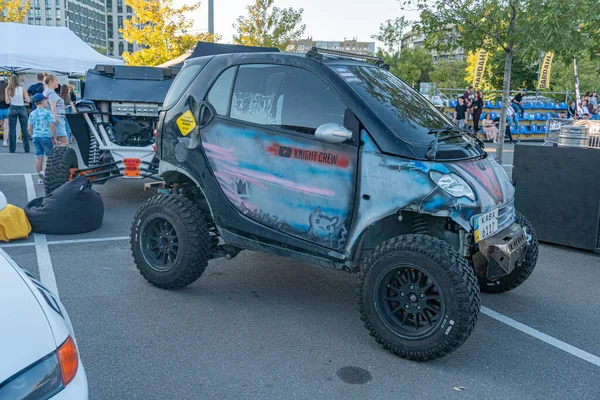 Kamuflaj desenli, büyük boy bir golf arabası. Asfaltlı bir yüzeyde yeşil. Üzerinde MOTOREX etiketleri, büyük engebeli tekerlekleri ve Kyiv, Ukrayna - 21 Eylül 2025