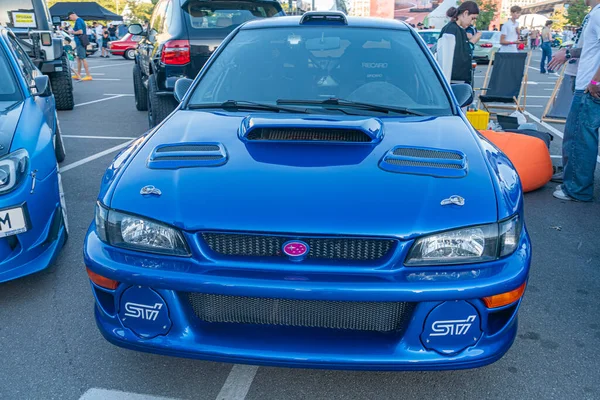 Mavi Subaru açık hava otomobil etkinliğinde sergileniyor. Geniş gövdeli, canlı mavi renkli Mitsubishi Lancer Evolution IX modifiye edildi. Piyasa tamponları, yan etekler, büyük Kyiv, Ukrayna - 21 Eylül 2025