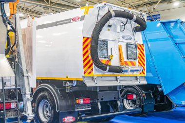 Beyaz ve mavi bir vinç, gri zemin, parlak ışıklandırma ve diğer büyük sanayi araçları Kyiv, Ukrayna - 14 Ekim 2025