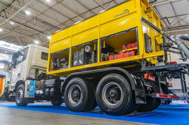 Kapalı alanda sergilenen sarı endüstriyel makineler çeşitli bölümleri, hidrolikleri, dişlileri ve mecha Kyiv, Ukrayna - 14 Ekim 2025