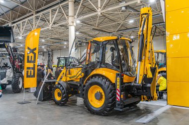 Yüksek tavanlı ya da sergi salonunda ya da tavan arasında, beton zeminde. Büyük sarı forklift, parlak tasarım, keskin açılar, siyah aksanlar, canlı renk Kyiv, Ukrayna - 14 Ekim 2025