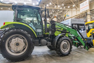 John Deere çiftlik traktörü ve tarım makineleri Kyiv, Ukrayna - 14 Ekim 2025