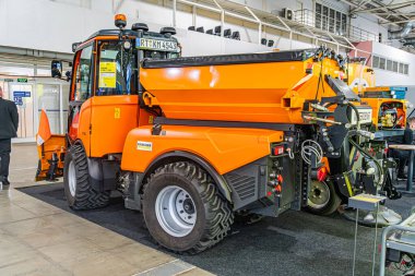 Turuncu endüstriyel yol temizleme makinesi 14 Ekim 2025 Ukrayna, Kyiv, Ukrayna