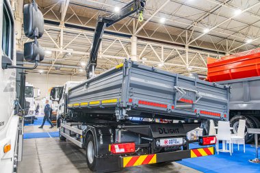 Çeşitli araçlarla çevrili siyah beyaz bir kamyon vinci olan inşaat alanı, 14 Ekim 2025 'te Ukrayna' nın başkenti Kyiv 'in altında beton zeminde organize bir kaos olduğunu gösteriyor.