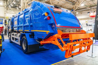 Mavi Avrupa çöp kamyonu endüstriyel sergi Mavi halılı zemin, yapay ışıklandırma, insan yok Kyiv, Ukrayna - 14 Ekim 2025