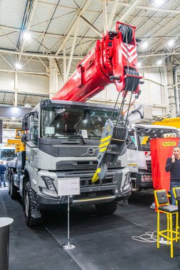 Ukrayna 'nın başkenti Kyiv' de 14 Ekim 2025 tarihli kırmızı vinç ve diğer makinelerin yer aldığı endüstri sergi salonu.