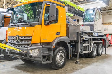 Sarı endüstriyel vinç Kyiv, Ukrayna - 14 Ekim 2025