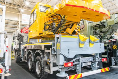 Gri ve beyaz aksanlı büyük sarı vinç kazıcı kamyonu, güçlü yapısı, eklemli kolları ve görünür bir markası olmayan Kyiv, Ukrayna - 14 Ekim 2025