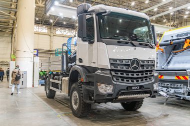 Endüstriyel depo içinde park halindeki bir Mercedes-Benz kamyonu, çapraz yüksek tavanlar, sağlam sütunlar ve yumuşak yapay ışıklandırma araçları h Kyiv, Ukrayna - 14 Ekim 2025