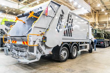 Endüstriyel depo veya tesis Avrupa belediye taşımacılığı, çöp kamyonu gümüş gövdeli ve turuncu aksanlı büyük atık yönetim aracı Kyiv, Ukrayna - 14 Ekim 2025