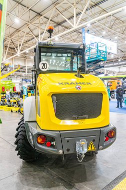 Sarı Rockwell off-road araçlı kapalı sanayi merkezi, muhtemelen sergi ya da sergi salonu diğer makine ve araçlar arka planda floresan Kyiv, Ukrayna - 14 Ekim 2025