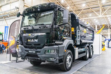 Sanayi bölgesinde büyük bir inşaat kamyonu. Karanlık, parlak ışıklandırmalı, merkezi beton zemin Kyiv, Ukrayna - 14 Ekim 2025