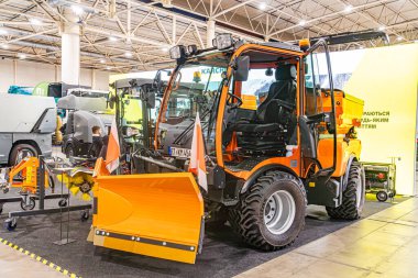 Sarı inşaat aracı, endüstriyel sergi, kazıcı, traktör, ticaret gösterisi, ağır makineler, kabin yapısı, direksiyon, kontroller, eklenti noktaları, Kyiv Ukrayna - 14 Ekim 2025