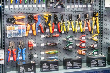 Çeşitli elektrikli matkaplarla dolu bir kutu, siyah ızgara desenli iç metal renk paleti, açık fiyatlandırma Parlaklığı, hatta Kyiv, Ukrayna - 14 Ekim 2025