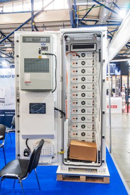 Mobil Platform 'da büyük ve sağlam bir güç ünitesinin yer aldığı kapalı sanayi sergisi, 14 Ekim 2025' te Ukrayna 'nın başkenti Kyiv' de endüstriyel kanal ve kirişlerle döşenmiş mavi halı döşemesine sahip.