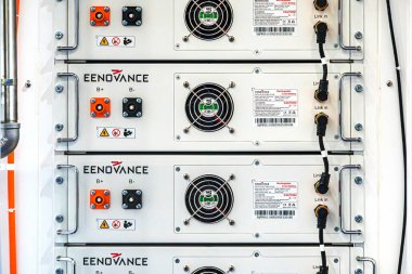 Endüstriyel sergi Endurance markalı batarya modülleri bir rafta, etiketli ve teknik bilgiyle donatılmış Gri ve siyah endüstriyel renkli sche Kyiv, Ukrayna - 14 Ekim 2025