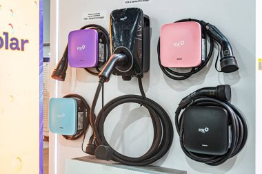 Beyaz duvar arkaplanı dört işlevsel elektrikli araç EV şarj cihazını gösteriyor. Siyah, mavi-siyah, pembemsi ve ağırlıklı olarak siyah. Her Kyiv, Ukrayna - 14 Ekim 2025