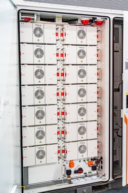 Karmaşık elektrik sistemlerine sahip beyaz ve kırmızı endüstriyel makineler, yapay aydınlatma altında Kyiv, Ukrayna - 14 Ekim 2025